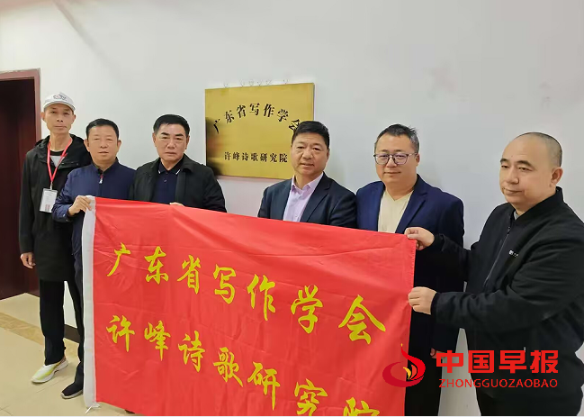 1762661030205013.png 许峰诗歌研究院合影.png